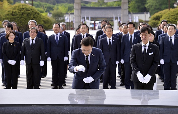 이용섭 광주시장과 김동찬 광주시의회 의장을 비롯한 광주시 공직자들이 8일 국립5·18민주묘지를 합동참배했다.<광주시 제공>