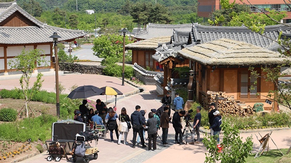  일본 여성과 한국 남성의 달달한 로맨스 <튤립모양> 영화 촬영일 충남 공주시 한옥마을에서 진행되고 있다.
