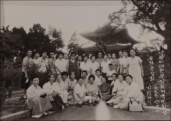 차인재 지사는 북미대한부인회애국단 소속으로 이 단체가 한국에 세운 기념도서관 정초식에 참석하여 창덕궁 후원에서 찍은 사진.(1966) 앞줄 왼쪽에서 6번째가 차인재 지사