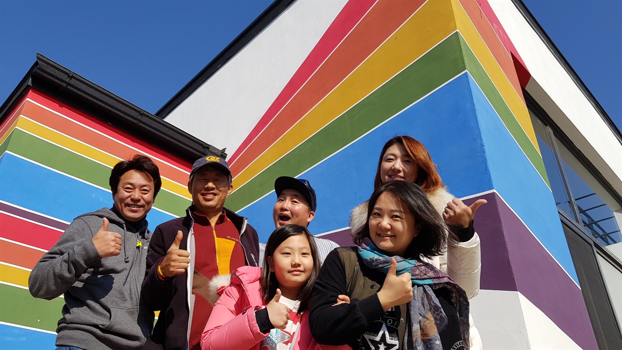  한국에도 시행을 앞둔 커뮤니티 케어 서비스가 이미 정착단계에 들어간 일본에는 마을에 '치매카페'를 비롯해 지역주민의 교류를 목적으로 하는 '커뮤니티 카페', 노인과 장애가 있는 이, 가족들이 함께 모여 서로를 이해하는 '유니버설 카페' 등을 운영한다고 한다. 삼달다방이야 말로 한국판 '유니버설 카페' 아닐까. 삼달다방 사례는 지역과 주민을 잇는 고민을 하는 사회복지인들에게 좋은 모델로 자리잡고 있다. 사진은 지난 2017년 11월 전국사회복지종사자 네트워크 제주모임 참가자들이 삼달다방 이상엽과 기념사진을 촬영하고 있다.