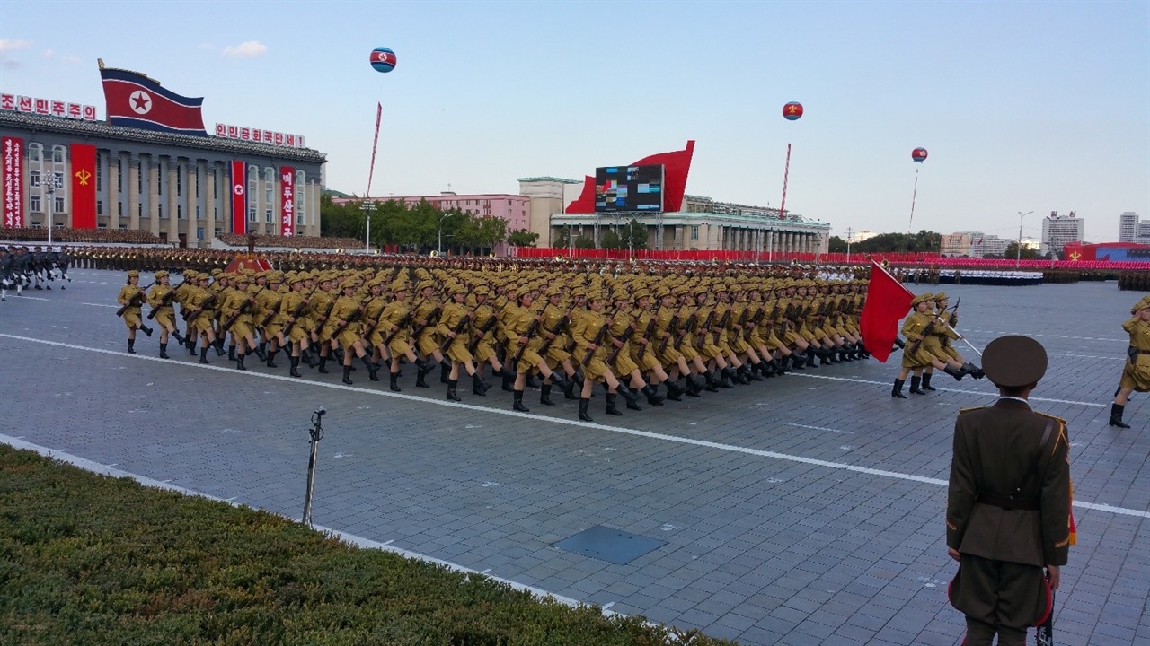 여성 항일유격대를 재현한 행렬. 2015년 10월 10일 북한 열병식 중에서 - 