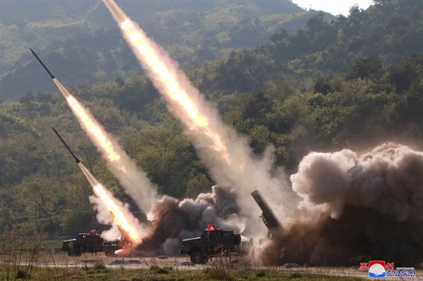 지난 5월 9일 북한이 김정은 국무위원장의 지도 아래 조선인민군 전연(전방) 및 서부전선방어부대들의 화력타격훈련을 했다고 조선중앙통신이 보도했다.