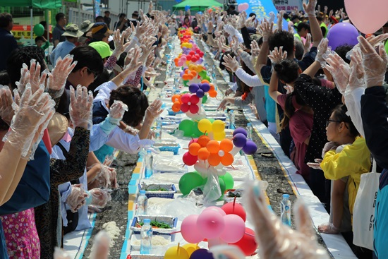 올해 장보고수산물축제 프로그램 중 하나인 미세먼지 배출에 탁월한 219m 해조류김밥 만들기.