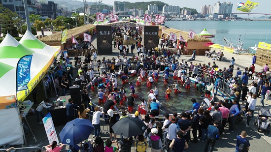 2019 완도 장보고수산물축제 중 진행된 맨손 고기잡이 체험.