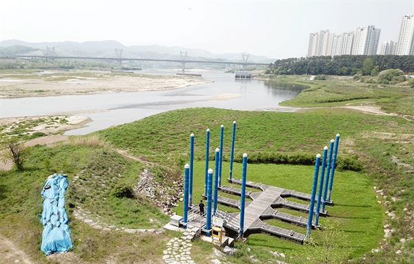 수상레저 금지구역에 세운 마리너선착장은 준공 이후부터 기자들의 단골 취재장소다.