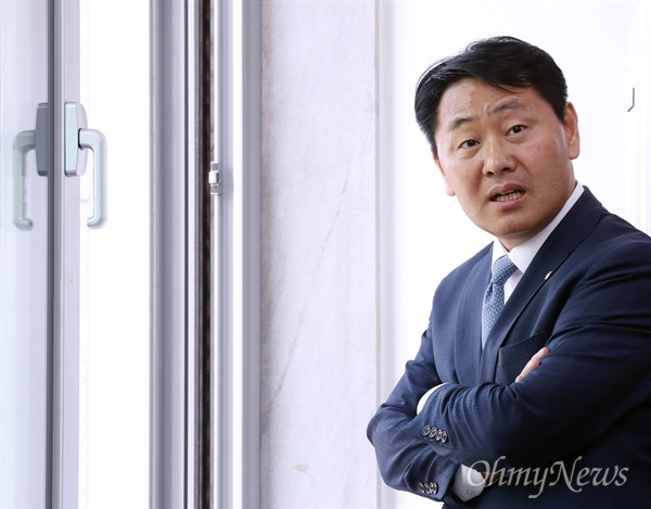 오는 15일 원내대표직을 내려놓게 되는 김관영 바른미래당 원내대표가 소회를 묻는 질문에 답하고 있다.
