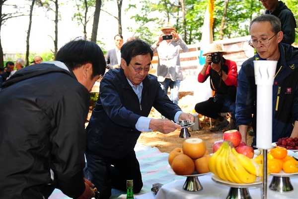 한국전쟁전후민간인학살 아산유족회 김장호 회장이 개토제에서 잔을 올리고 있다.