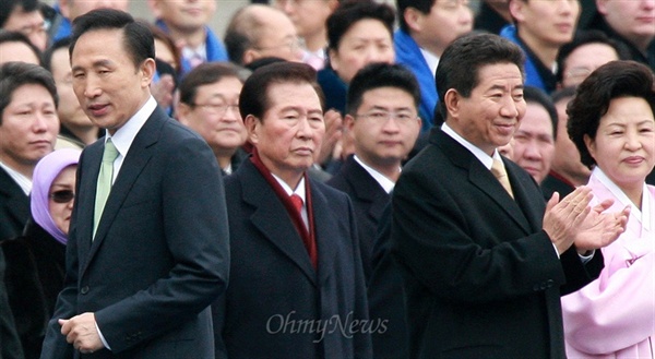 지난 2008년 2월 25일 국회에서 열린 제17대 대통령 취임식에서 취임 선서를 마치고 자리로 돌아가는 이명박 대통령 뒤로 고 김대중, 노무현 전 대통령의 모습이 보인다.