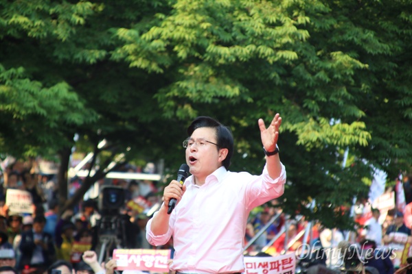 황교안 자유한국당 대표가 11일 오후 대구문화예술회관 앞에서 열린 자유한국당 주최 집회에서 당원과 지지자들을 향해 발언을 하고 있다.