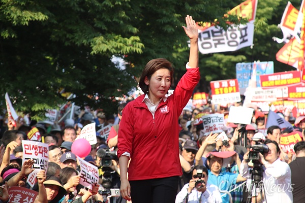 나경원 자유한국당 대표. 사진은 지난 11일 오후 대구문화에술회관 앞에서 열린 한국당 주최 집회에서 당원들에게 손을 들어 인사하고 있는 모습.