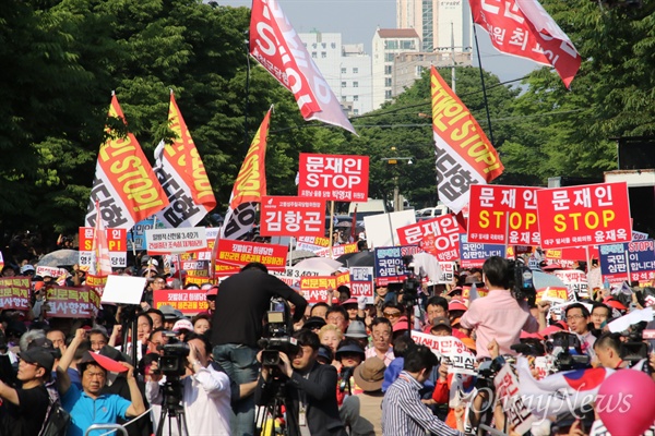11일 오후 대구시 달서구 대구문화예술회관 앞에서 한국당 주최로 열린 집회에 당원 및 지지자 2만여 명이 운집해 문재인정부 심판을 외쳤다.