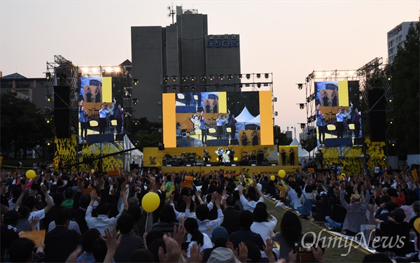 11일 오후 대전 중구 문화동 서대전시민공원에서 '고 노무현 대통령 서거 10주기 대전세종충남 시민문화제'가 개최됐다. 