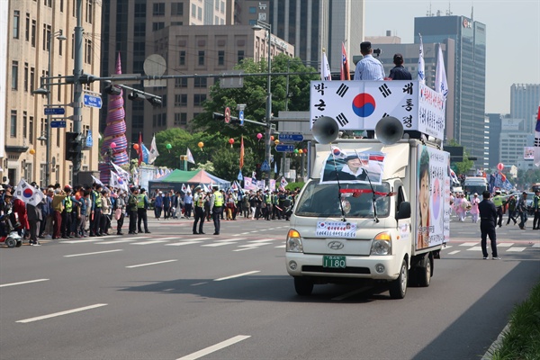 11일 오후 대한애국당 지지자들이 '박근혜 석방'을 외치며 도보행진을 진행했다.