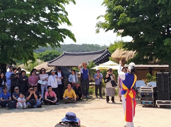 11일 오후 1시 양진당 앞 무대에서 남사당 놀이가 펼쳐졌다. 12, 13, 14일 3차례 공연이 남아있다. 