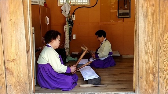 하회마을 노인회관에서 세계유산 활용 프로그램으로 다듬잇방망이질을 시연하고 있다. 