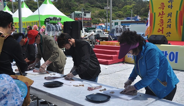 여행객들이 흑산도 홍어 썰기 대회에 참가해 흑산도 홍어 축제를 즐기고 있다.
