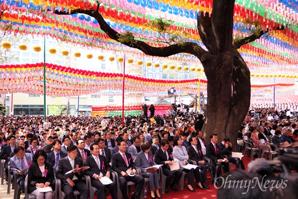 불기 2563년 부처님오신날을 맞아 12일 서울 종로구 조계사에서 열린 봉축법요식에 여야 정치인들이 참석했다.
