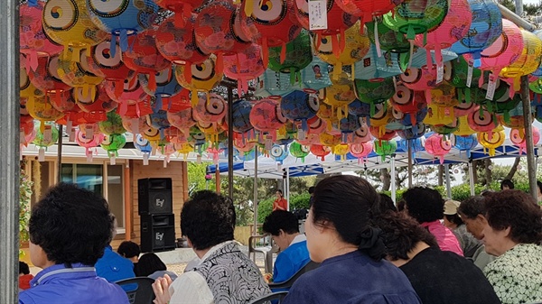 불기 2563년 부처님 오신 날 12일 전국의 크고 작은 사찰에서는 봉축법요식이 열렸다. 봉축법요식이 열리는 홍성의 한 작은 사찰을 찾았다. 홍성읍에 위치한 세심사에는 이른 아침부터 많은 불자들이 부처님 오신 날을 축하하기 위해 사찰을 모였다. 