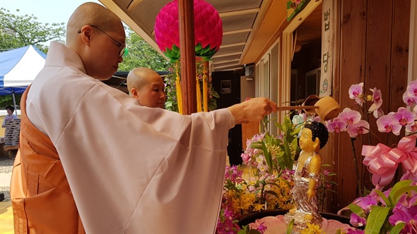 관불의식에서는 많은 불자들이 줄을 서서 부처님의 몸을 씻겨드리며, 부처님의 자비를 생각했다. 세심사 주지 육통스님이 부처님이 관불의식을 진행하고 있다. 