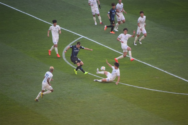 인천 유나이티드 골잡이 무고사의 오른발 중거리슛을 포항 선수들이 달려들어 온몸으로 막아내고 있다
