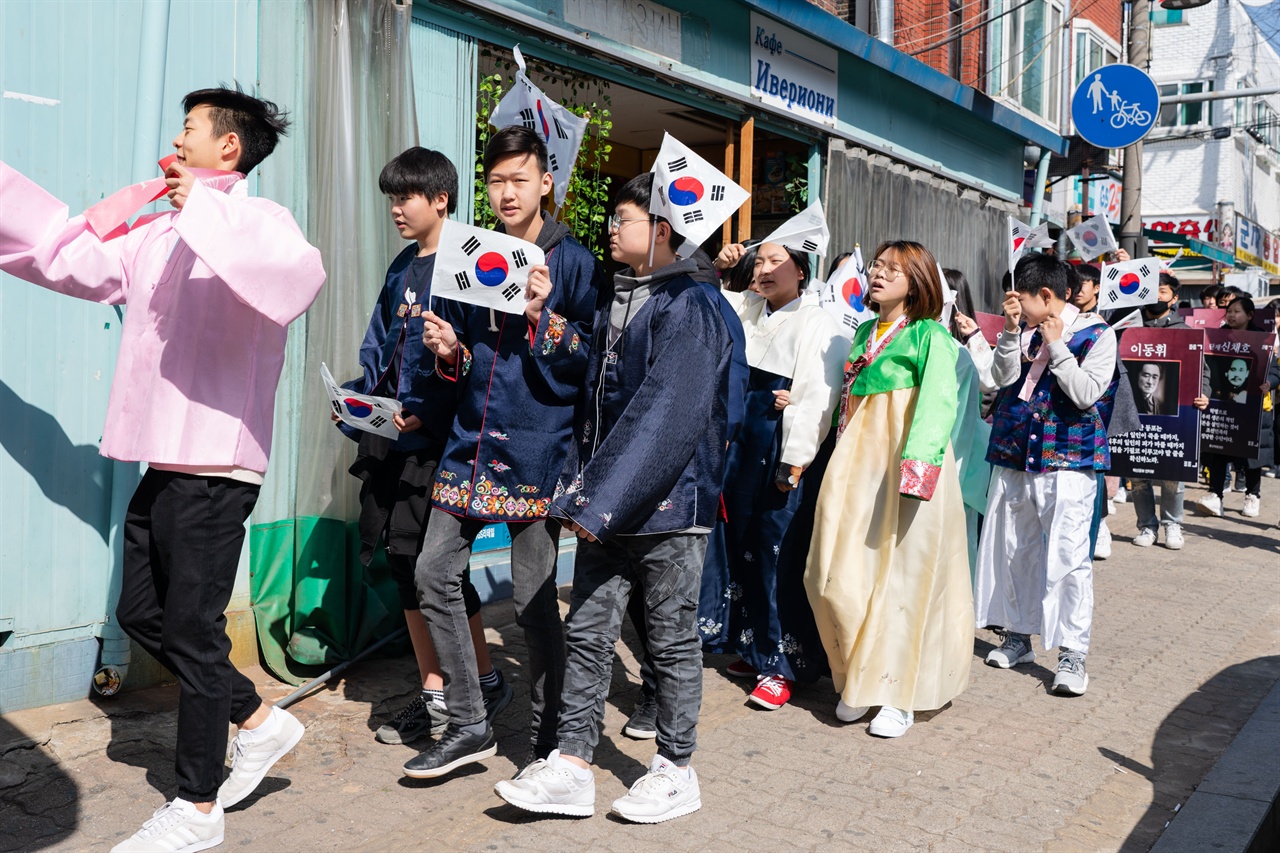  3.17 연해주 독립선언 기념식에서 마을 행진을 하는 고려인 청소년들