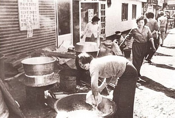 1980년 5월 광주민중항쟁 당시 주먹밥을 만들고 있는 대인시장의 아짐들
