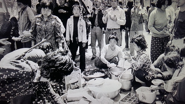 광주 양동 시장 상인들이 시민군들을 위한 밥을 짓고 있다.양동시장은 5·18 민중항쟁 사적 제19호로 지정되어 사적비가 세워져 있다.
