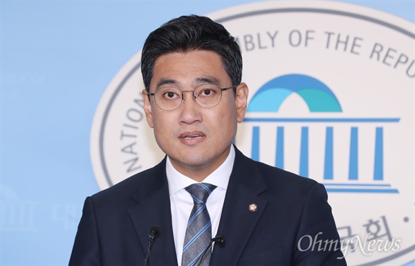 바른미래당 오신환 의원이 13일 오전 국회 정론관에서 원내대표 출마 선언을 하고 있다. 