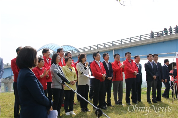  자유한국당은 13일 오전 경북 구미시 선산읍 낙동강 구미보에서 현장최고위원회를 열고 문재인정부가 보를 해체하려 한다고 비판했다.