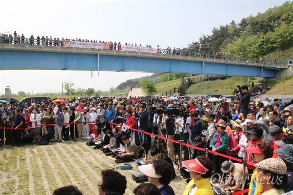  13일 오전 경북 구미시 선산읍 구미보에서 열린 자유한국당 현장최고위원회의에 당원과 지지자 등 300여 명이 몰려 지켜보고 있다.