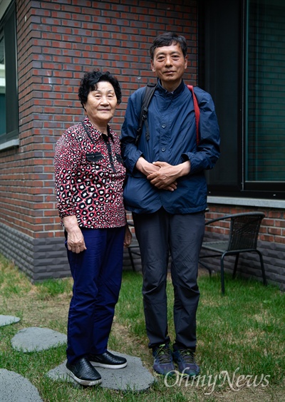 인터뷰를 마치고 함께 선 고 문재학씨 어머니 김길자(80)씨와 김향득(57)씨.