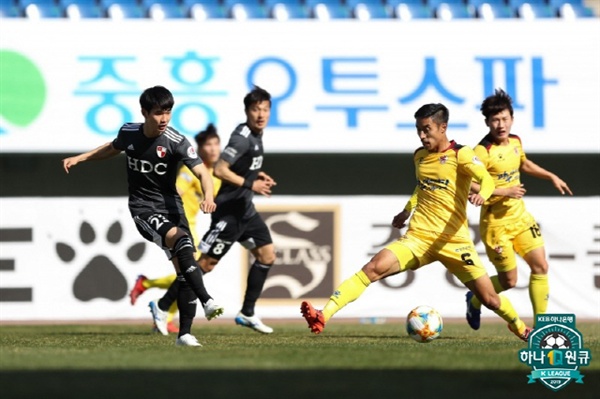 K리그2 11라운드 부산과 광주의 경기에서 부산 김진규가 슈팅을 시도하고 있다. 