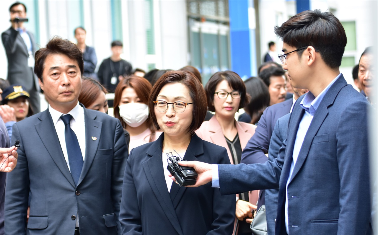 정치자금법 위반 혐의로 13일 오후 수원지법 성남지원에서 열린 공판에 출석해 심경을 묻는 기자들의 질문에 답하는 은수미 성남시장. 은 시장은 “혐오가 아닌 위로와 공감, 이해와 배려를 가지고 나아가겠다. 저 역시 정의롭게 살아남아 시민 옆에서 응원하고 함께하겠다는 약속을 지키겠다”며 “헌신하고 봉사하는 정치인으로 살겠다”고 밝혔다. 