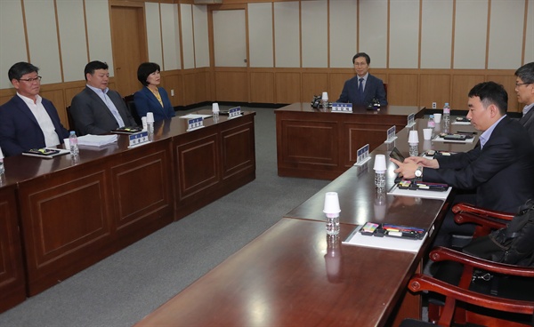 13일 오후 정부과천청사 법무부 대회의실에서 김갑배 검찰 과거사위원회 위원장 주재로 회의가 열리고 있다.