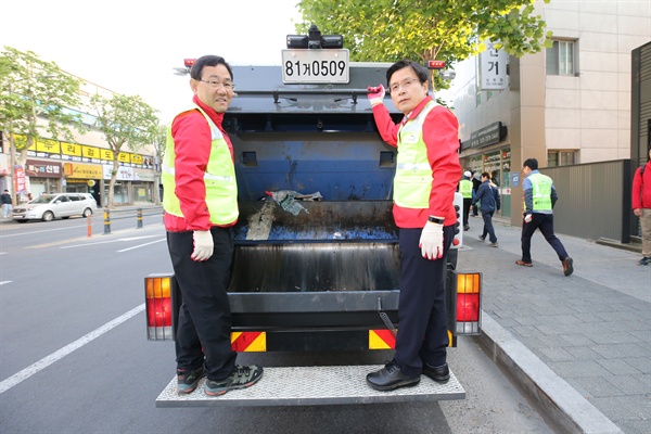 자유한국당 황교안 대표가 11일 오전 대구 수성구에서 주호영 의원과 쓰레기 수거 작업을 하고 있다.(자유한국당 제공)