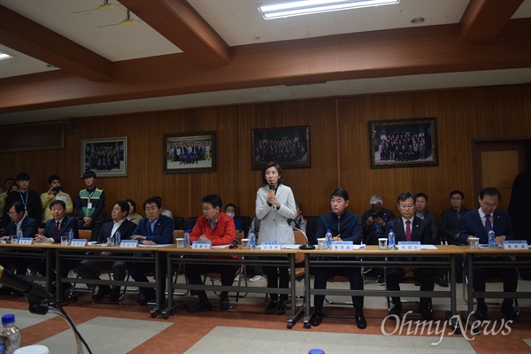 나경원 자유한국당 원내대표가 13일 고성 산불 40일만에 처음으로 피해 현장을 방문했다. 