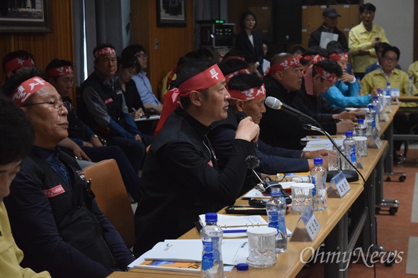 고성 산불 이재민이 13일 고성군 토성면사무소에서 나경원 자유한국당 원내대표 등 한국당 의원들을 향해 피해 대책 마련을 호소하고 있다.