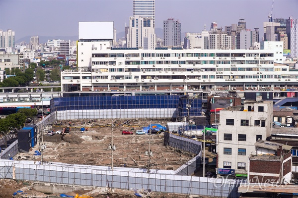 을지로 세운공구상가 철거 완료 지역에서 문화재로 추정되는 유구 등이  발견됐다. 공사 현장 곳곳에는 이같은 흔적이 그대로 방치돼 있다.