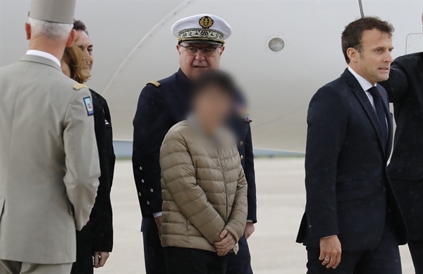  아프리카 부르키나파소에서 납치됐다가 프랑스 특수부대에 구출된 한국인 여성(가운데)이 11일(현지시간) 프랑스 파리 근교 빌라쿠블레 군 비행장에 도착한 모습. 