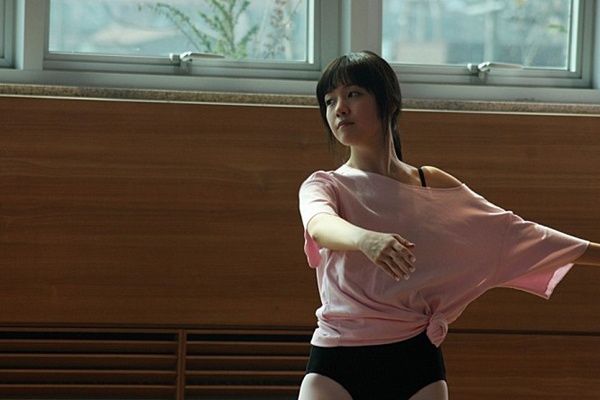  민아는 첫 정극 도전 작품이었던 <홀리>로 광주영화제 신인상을 수상했다.