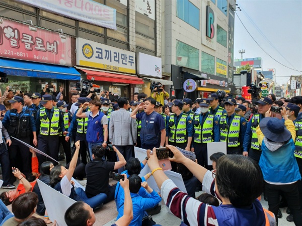 민주노총 충부본부 소속 조합원들이 자유한국당 황교안 대표의 청주 방문에 앞서 항의 집회를 열고 있다.