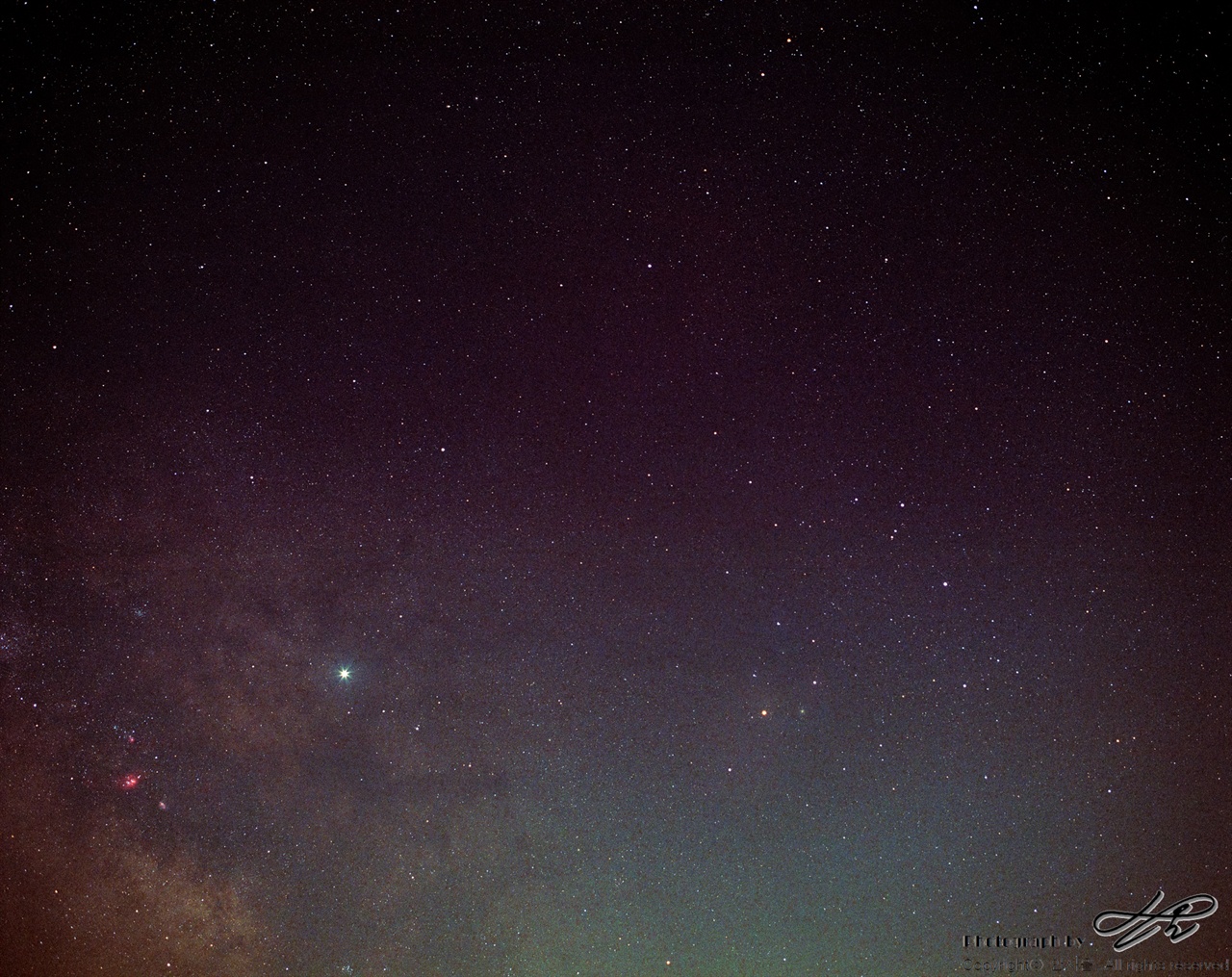은하수, 목성, 전갈자리 (Portra800/F4/노출 20분)왼쪽 아래의 붉은 부분은 궁수자리 부근의 성운이다. 파랗게 빛나는 것은 별이 아니라 목성이다. 오른편으로는 전갈자리.