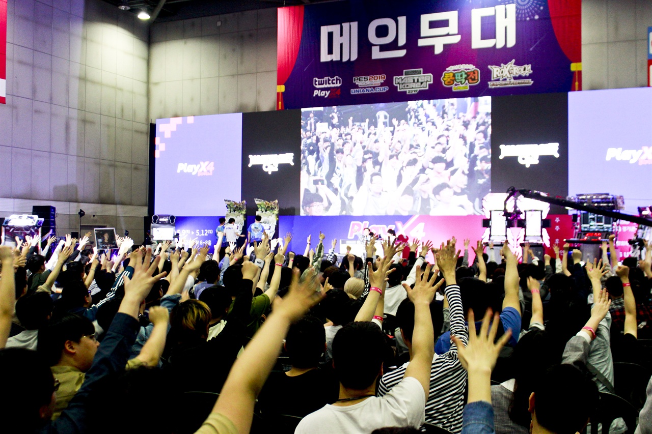 리듬게임 최강자전인 BEMANI MASTERS KOREA 2019가 2019 플레이엑스포 현장에서 11일 열렸다. 참관객들이 결승전에 앞서 카운트다운을 하고 있다.