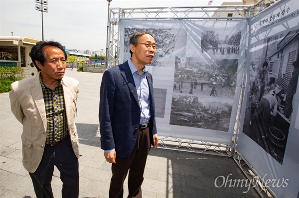 광주 5월 민중항쟁의 기록 '죽음을 넘어 시대의 어둠을 넘어'(창비) 공동저자 전용호, 이재의씨가 지난 8일 옛 전남도청앞에 전시된 5월 항쟁 당시 사진들을 둘러보고 있다.