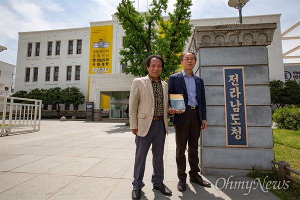 지난 8일 광주 5월 민중항쟁의 기록 '죽음을 넘어 시대의 어둠을 넘어'(창비) 공동저자 전용호, 이재의씨가 5.18최후 항쟁지인 옛 전남도청앞에 섰다.