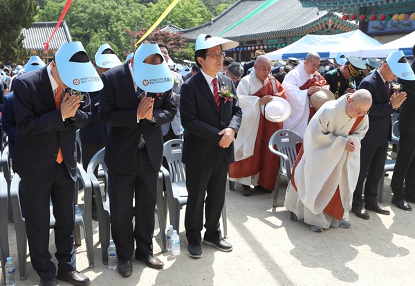  자유한국당 황교안 대표가 부처님오신날이었던 지난 12일 오후 경북 영천시 은해사를 찾아 봉축 법요식에 참석하고 있다. 이날 황 대표는 행사 중 합장을 하지 않고, 관불의식을 거절해 논란이 일었다. 