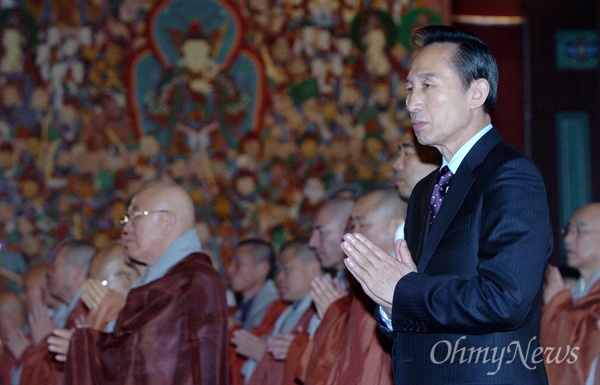 이명박 대통령 당선인이 16일 서울 종로구 조계사에서 열린 한국불교지도자 신년하례법회에 참석해 합장을 하고 있다.
