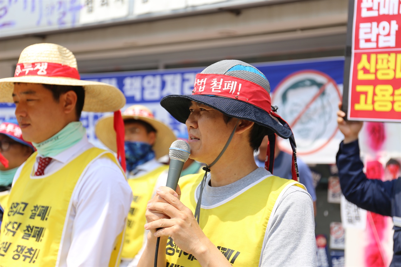 김선영 지회장은 현대차 신평대리점의 폐업에 대해 '기획폐업'이라고 비판하면서 조합원들의 인근 대리점 전환배치를 요구하고 있다.