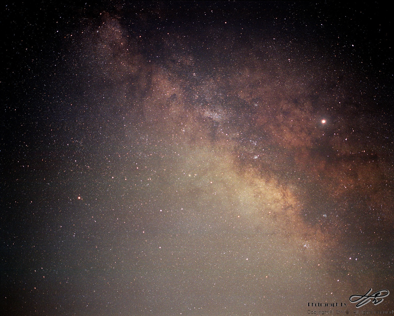 은하수 (Pro400H/F2.8/노출 25분)바로 위 사진과 같은 위치이지만 화각이 다르다. 90mm(환산45mm)로 담았다. 별과 성운들 사이 까만 부분은 우주의 먼지가 빛을 가리고 있는 것이다. 