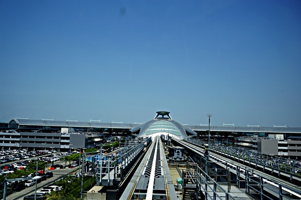 자기부상열차를 타고 가면서 바라본 인천공항 풍경